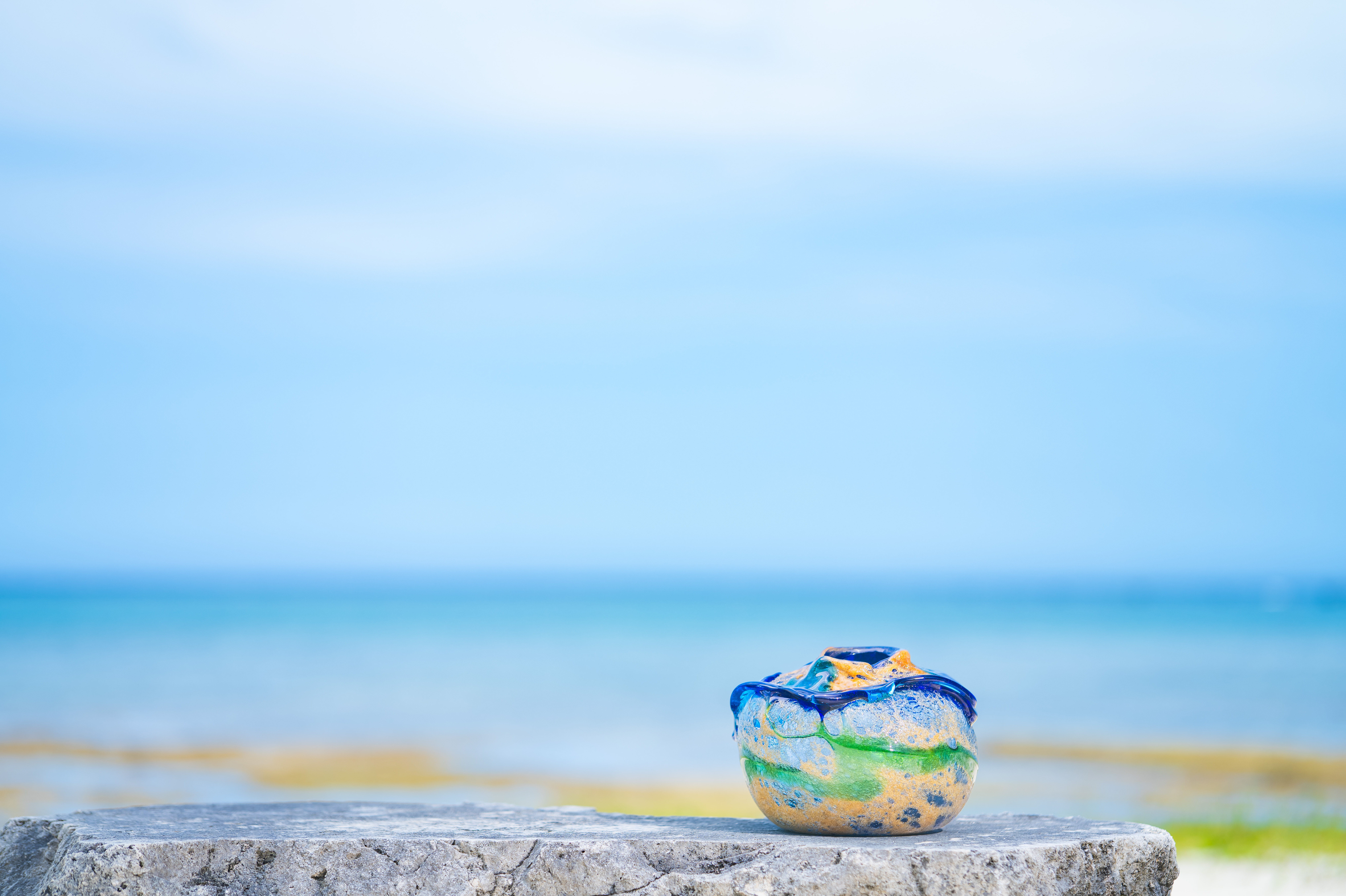 海辺の琉球ガラス